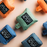 【画像】「畳むとカワイイ、使うとスゴイ」DODから超軽量＆多機能なポケッタブルバッグ3種が登場 〜 画像1