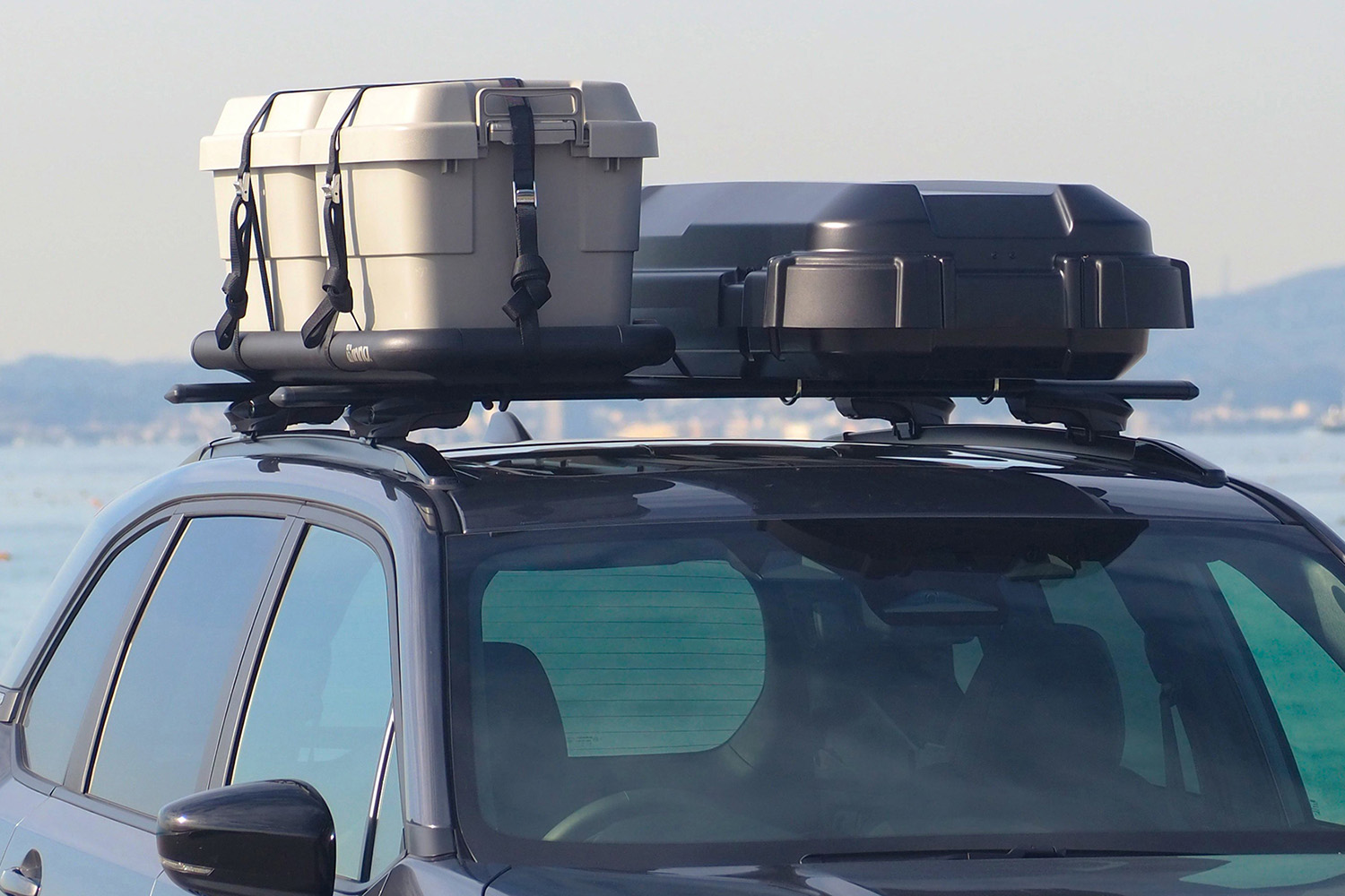 「デュアル積載」で屋根の可能性を最大化！　スクエアデザインの機能美と長尺スキーも飲み込む実用性を両立する