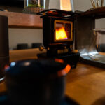 【画像】煙が出ない“炎の特等席”を卓上に！　バイオエタノール仕様「アイロンストーブmini」が室内・テント内の過ごし方を変える 〜 画像1