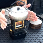 【画像】煙が出ない“炎の特等席”を卓上に！　バイオエタノール仕様「アイロンストーブmini」が室内・テント内の過ごし方を変える 〜 画像1