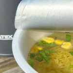 【画像】ニトリで買った超保温ボトルが大正解！　山ごはんに早朝入れた熱湯で「カップ麺」と「おにぎり」と「珈琲」でホッカホカ 〜 画像1