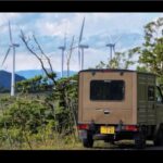 【画像】草原に眠る「国鉄」の廃バス。軽トラ車中泊で見つけた時を止めた幻想的な光景 〜 画像1