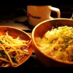 【画像】草原に眠る「国鉄」の廃バス。軽トラ車中泊で見つけた時を止めた幻想的な光景 〜 画像1