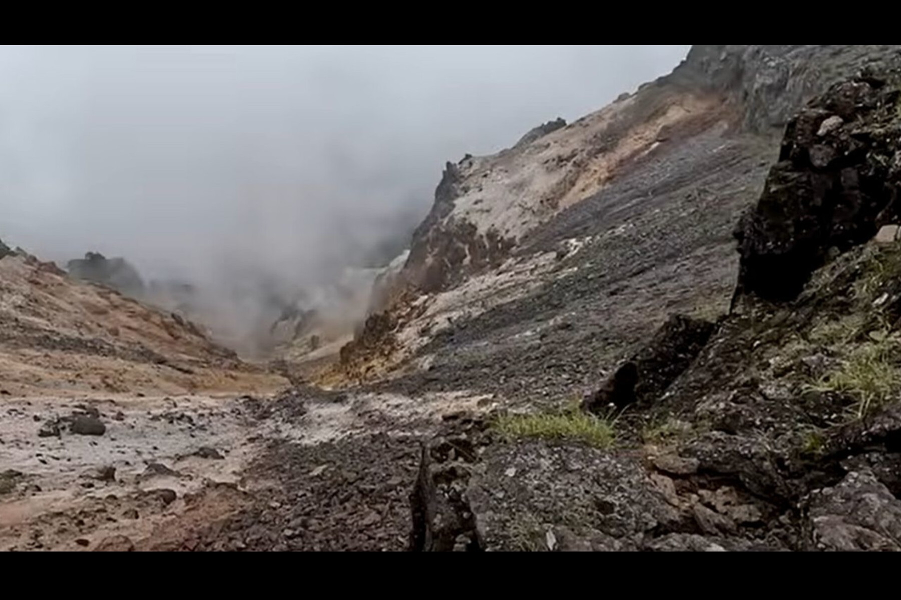 硫黄岳の爆裂火口