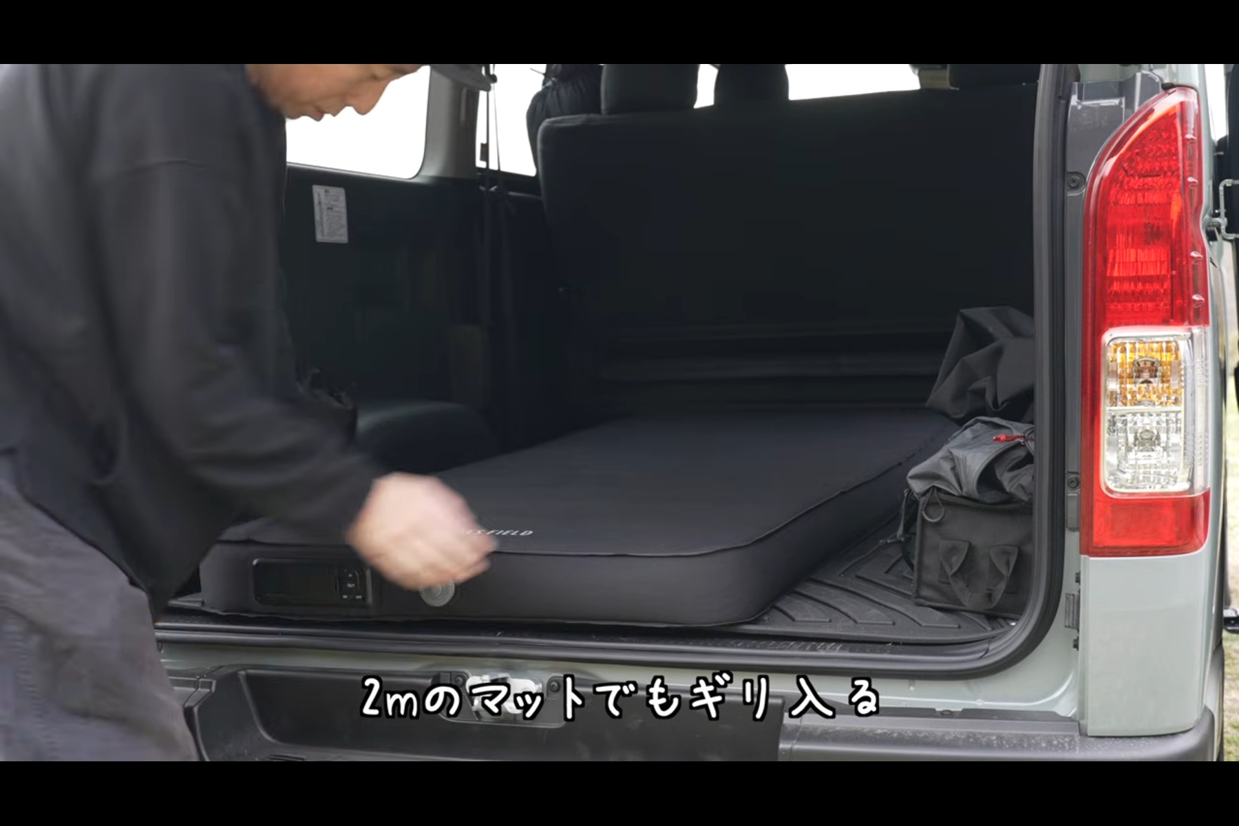 ハイエースにHILLS FIELDのマットを設置するken10さん