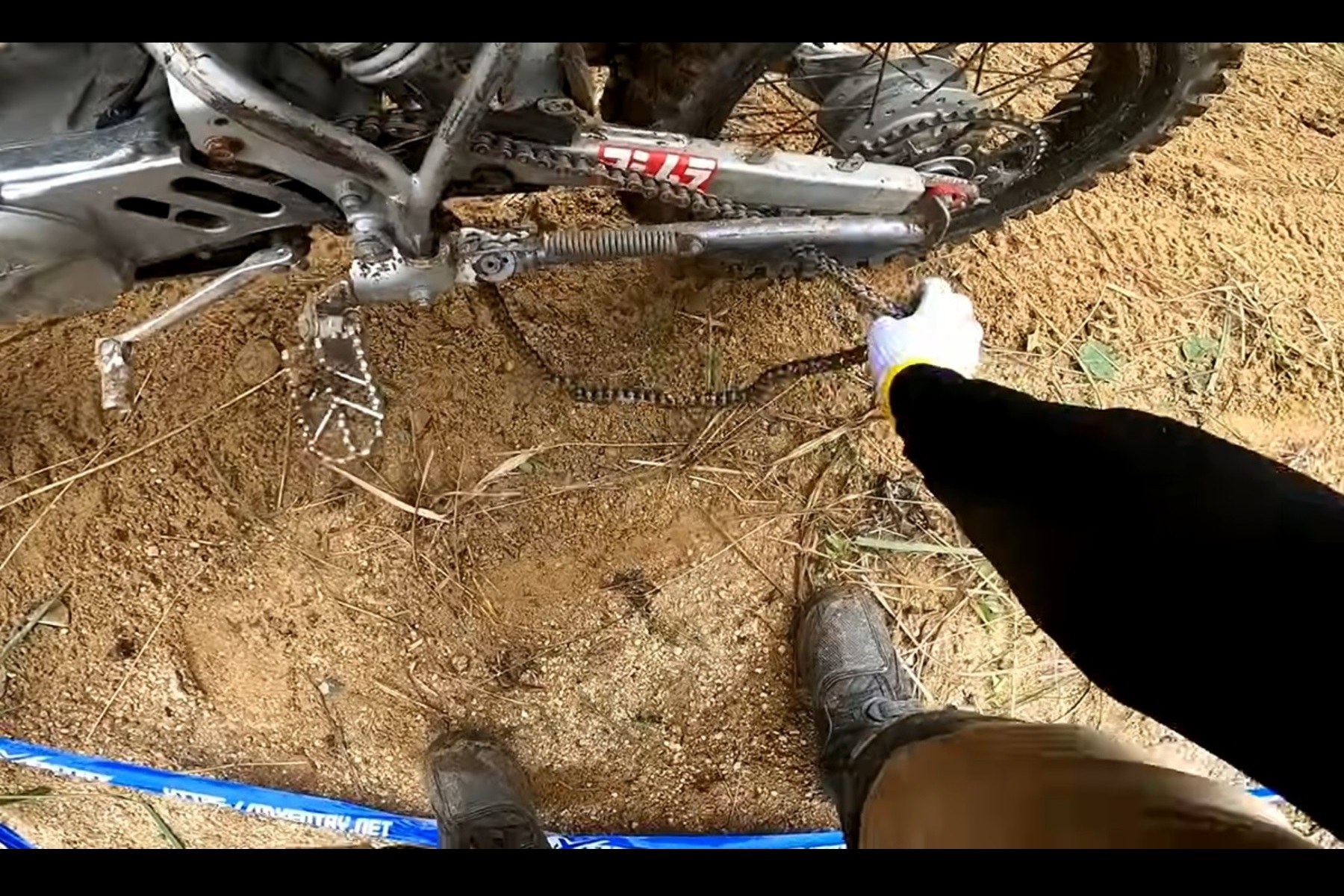 転倒につづきチェーンが外れたワロスメンさんのバイク