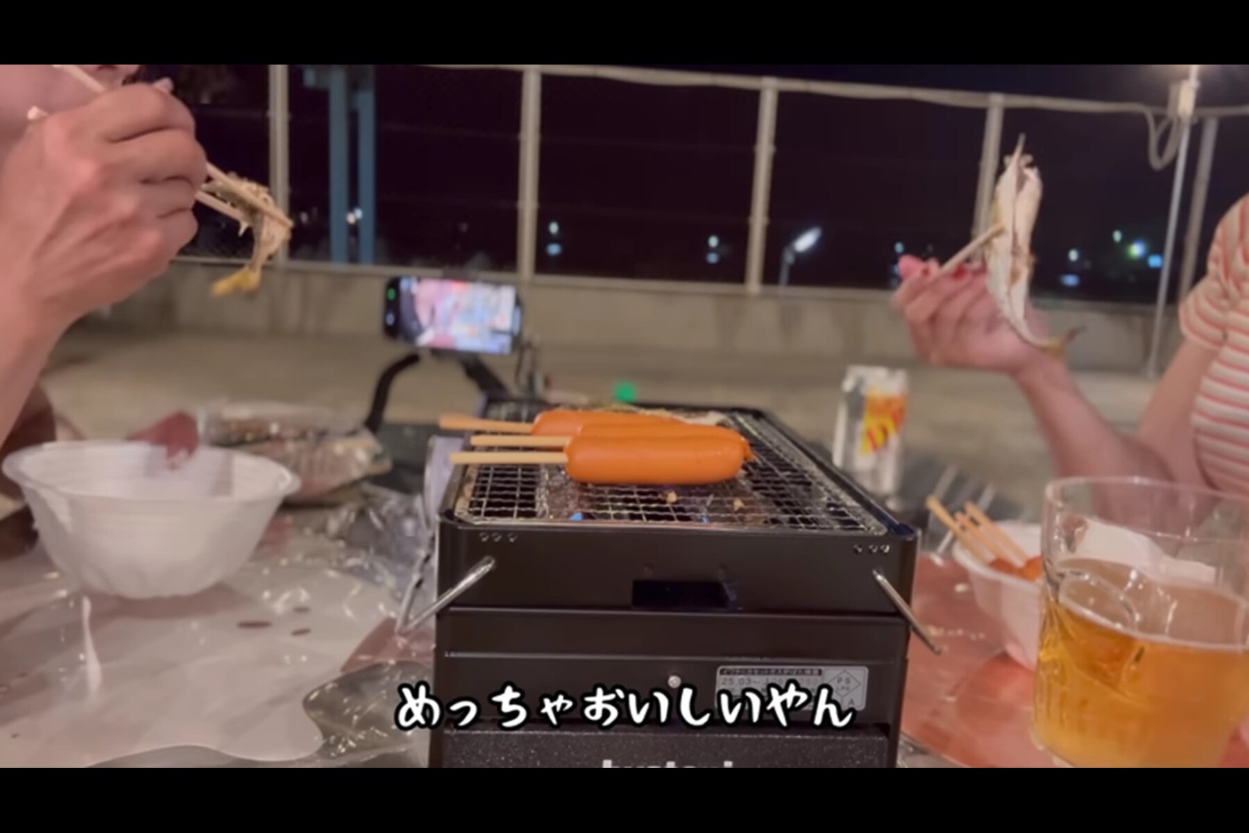 釣り上げたばかりのアジをグリルで焼いて堪能するバチ抜けさんとまるさん