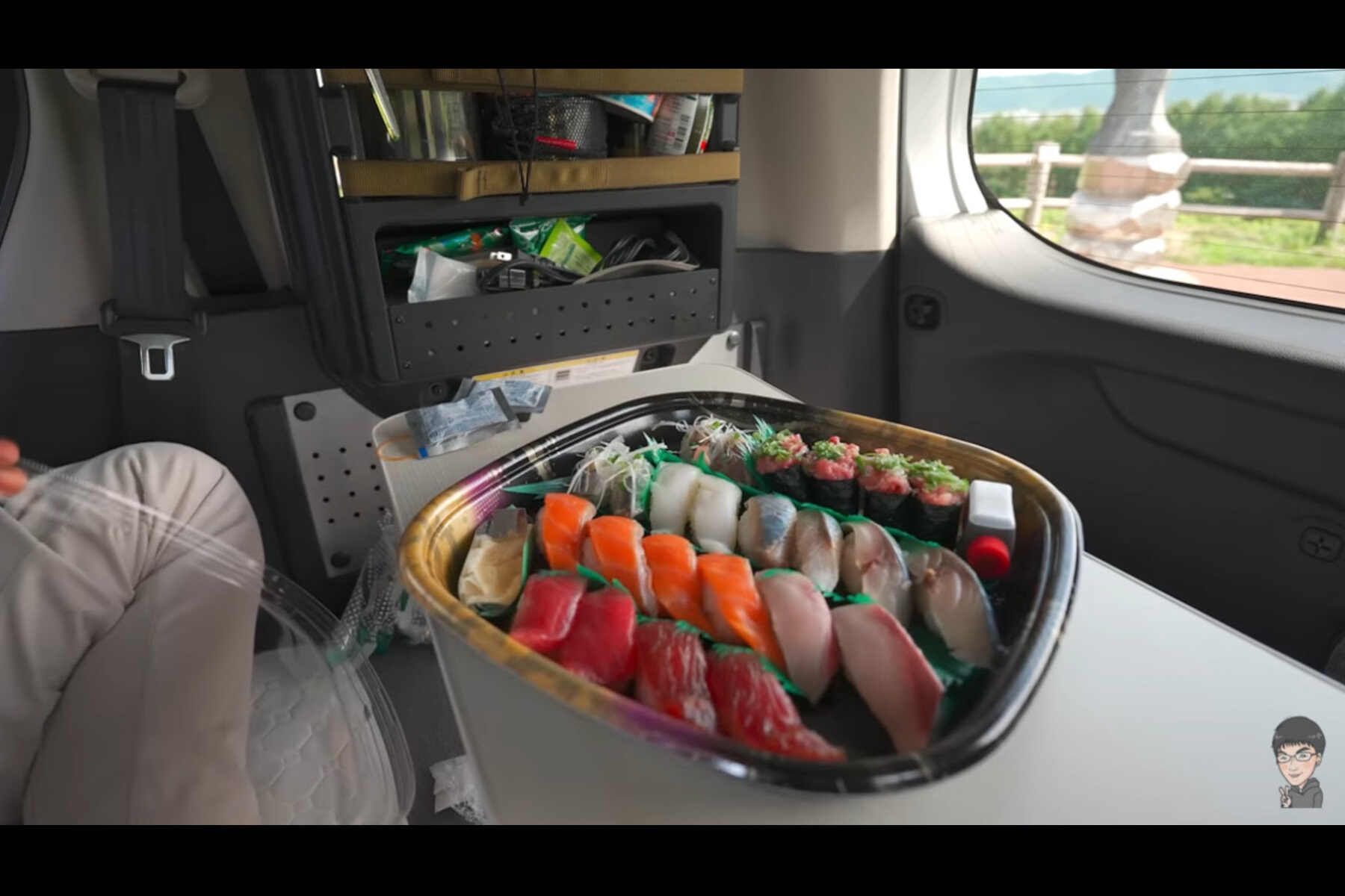 テイクアウトした回転寿司「トピカル」の寿司。富良野の街を眺めながら舌鼓を打つ