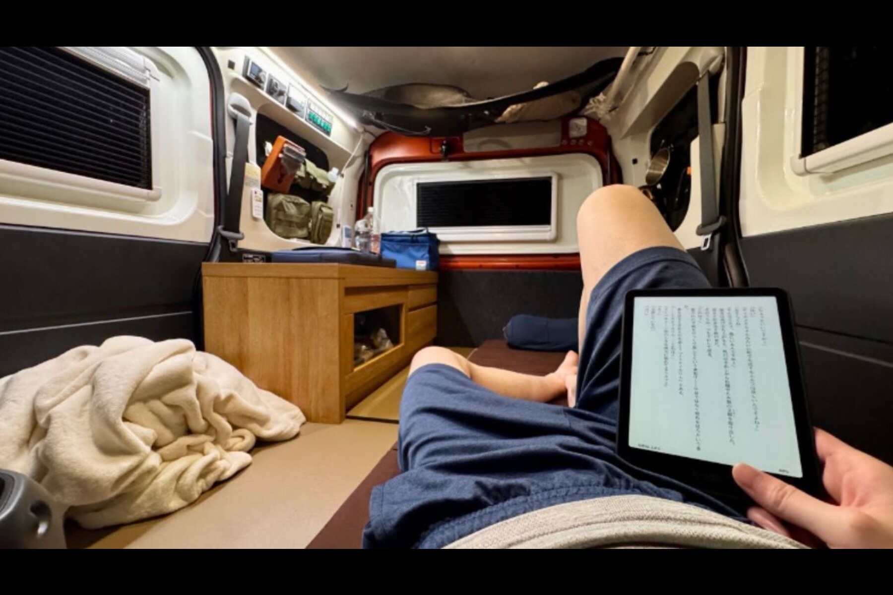 狭いからこそ、心地いい。軽自動車を“大人の秘密基地”に変える工夫満載のミニマルな車中泊とは?
