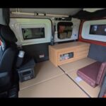 【画像】狭いからこそ、心地いい。軽自動車を“大人の秘密基地”に変える工夫満載のミニマルな車中泊とは？ 〜 画像1