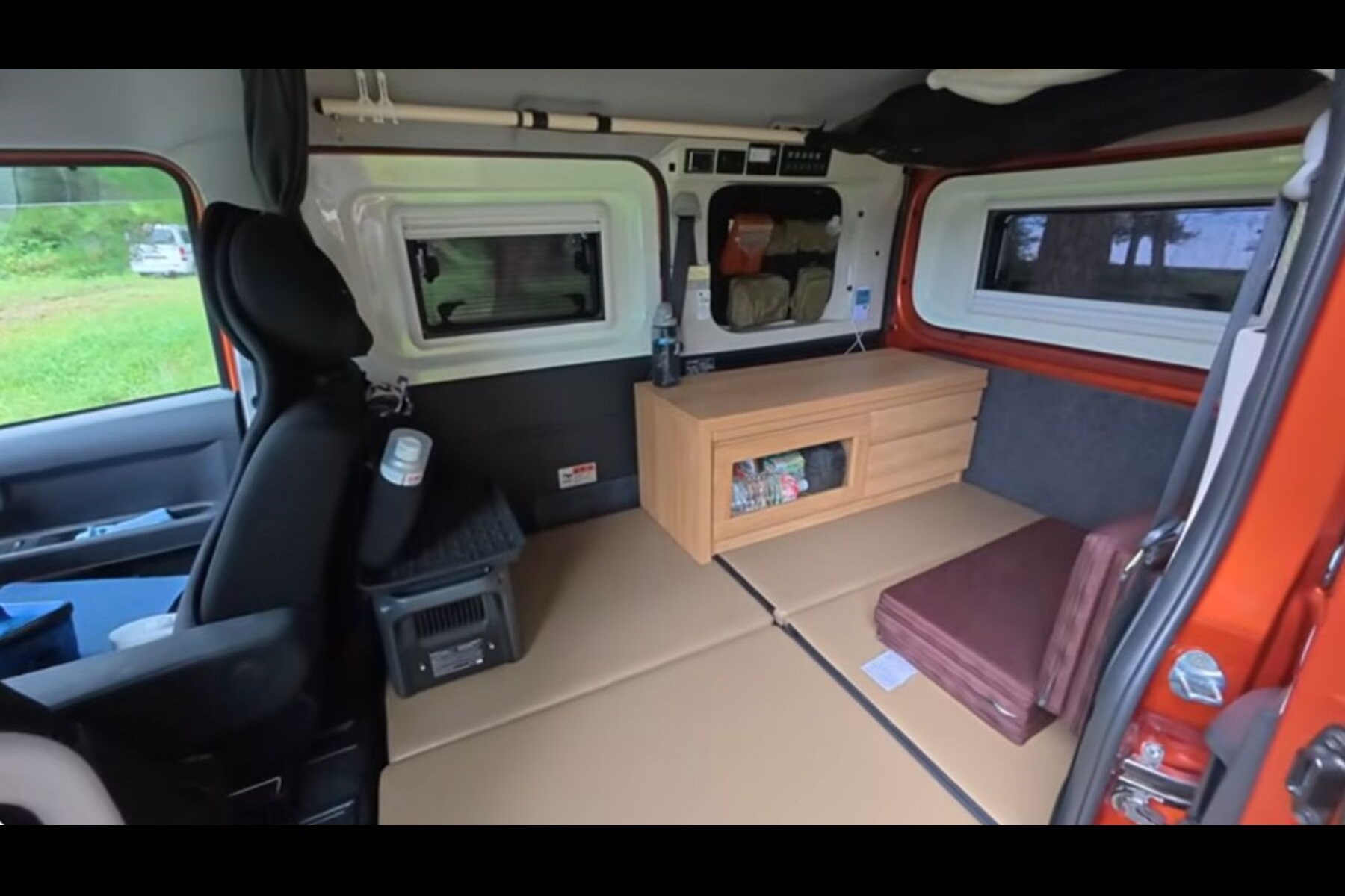 狭いながらも創意工夫で「大人の秘密基地」に仕立てたDentanさんの軽自動車の車内