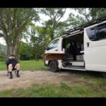 【画像】雨の車中泊が劇的に快適に！「リローデッド。」が実践する車内レイアウト術と簡単キャンプ飯 〜 画像1