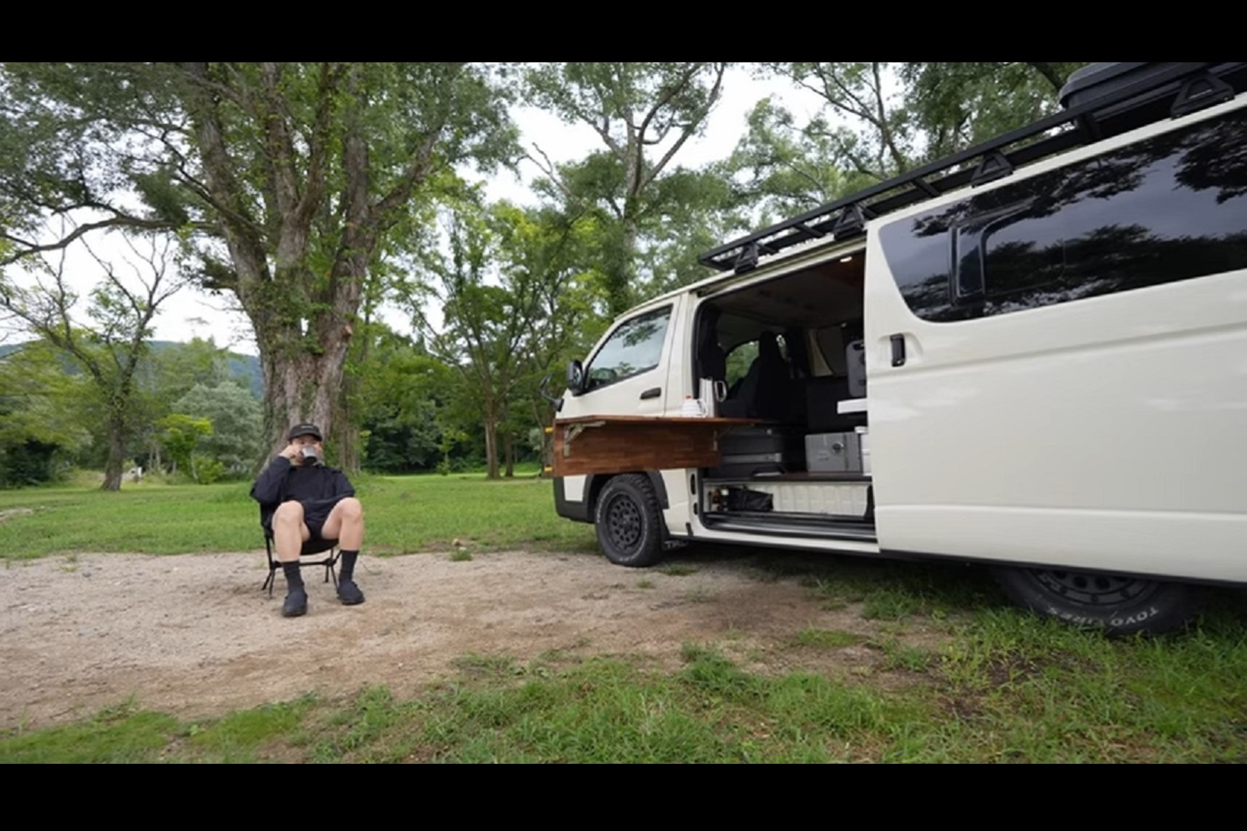 裏磐梯の桧原湖沿いにあるキャンプ場でリラックスする「リローテッド。」さん