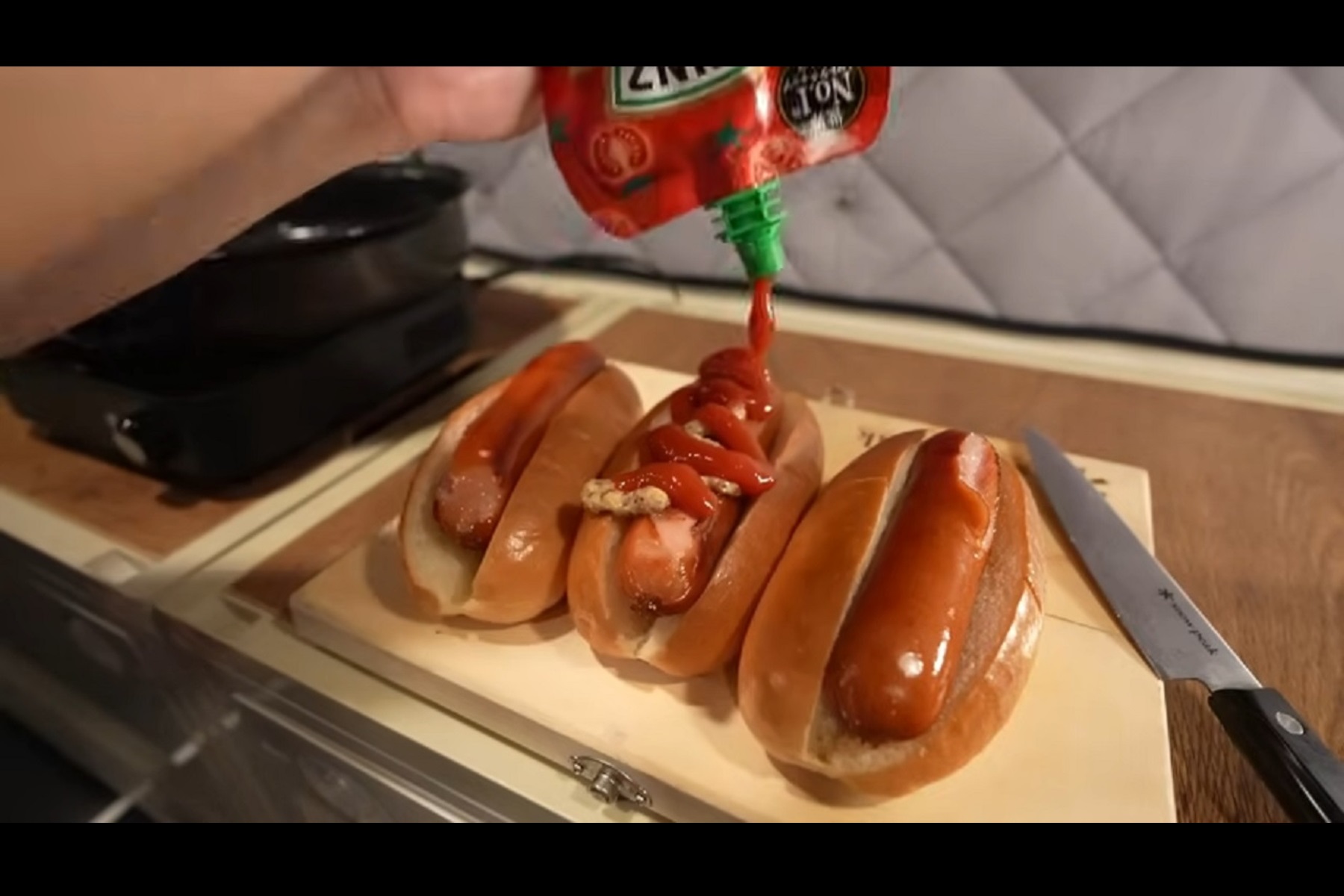 ケチャップとマスタードのみのシンプルなホットドック