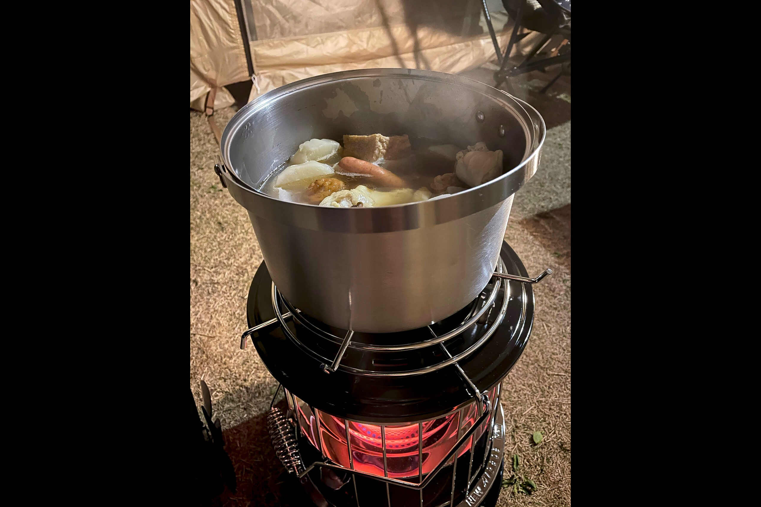 キャンプ場にてストーブの上で作るおでん