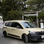 【画像】3列シートの「ルノー グランカングー」で葉山へ　観音開きドアを「特等席」に変える、海辺の大人な「チェアリング」が至福すぎた 〜 画像1