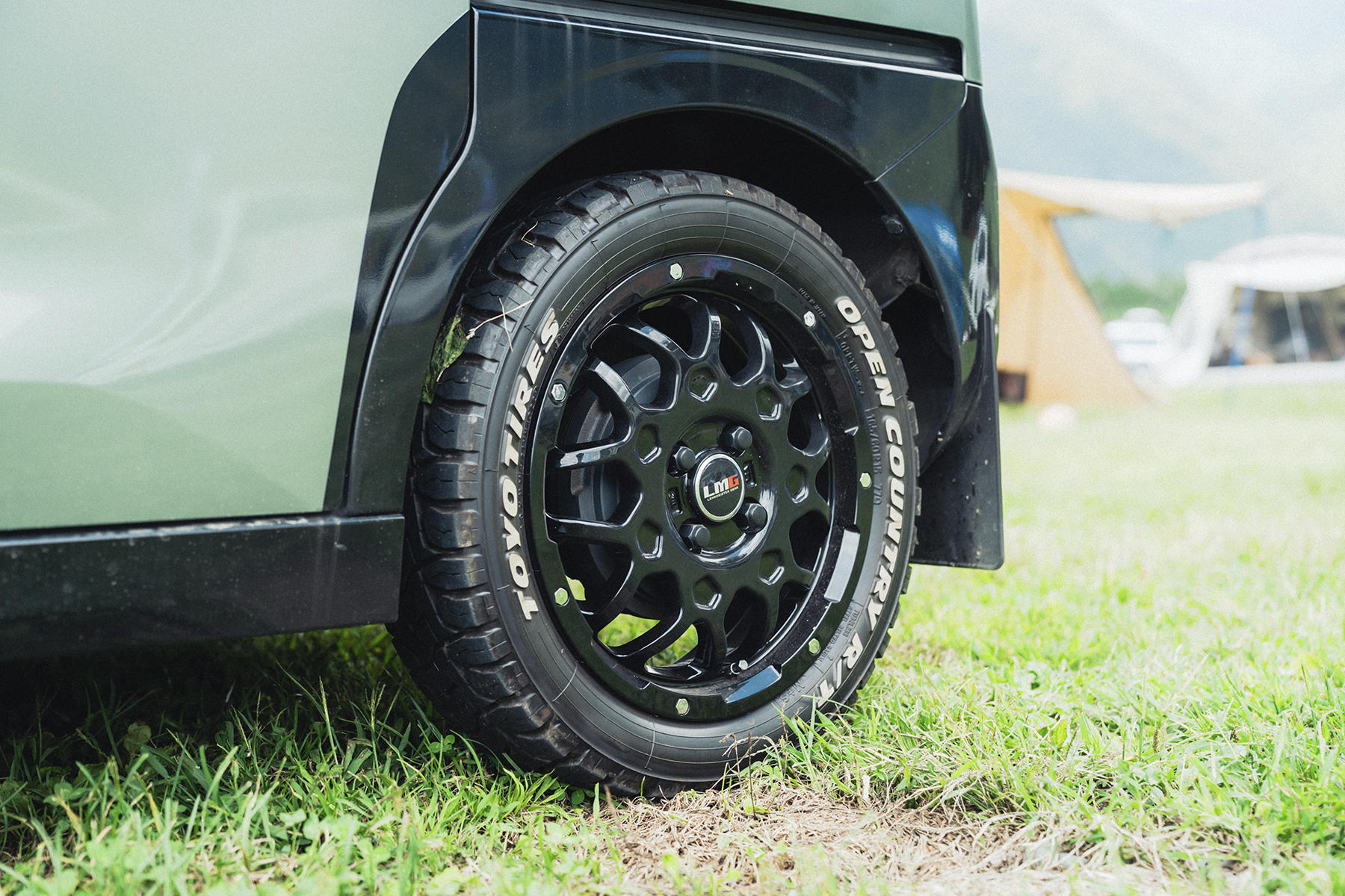 デリカミニの足元に履かせたオープンカントリーとレアマイスターのホイール