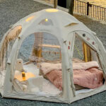 【画像】「設営の苦労はもう終わり」　360度の開放感と薪ストーブ対応を両立した「空気を入れるだけ」で建つテント 〜 画像1