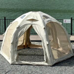 【画像】「設営の苦労はもう終わり」　360度の開放感と薪ストーブ対応を両立した「空気を入れるだけ」で建つテント 〜 画像1