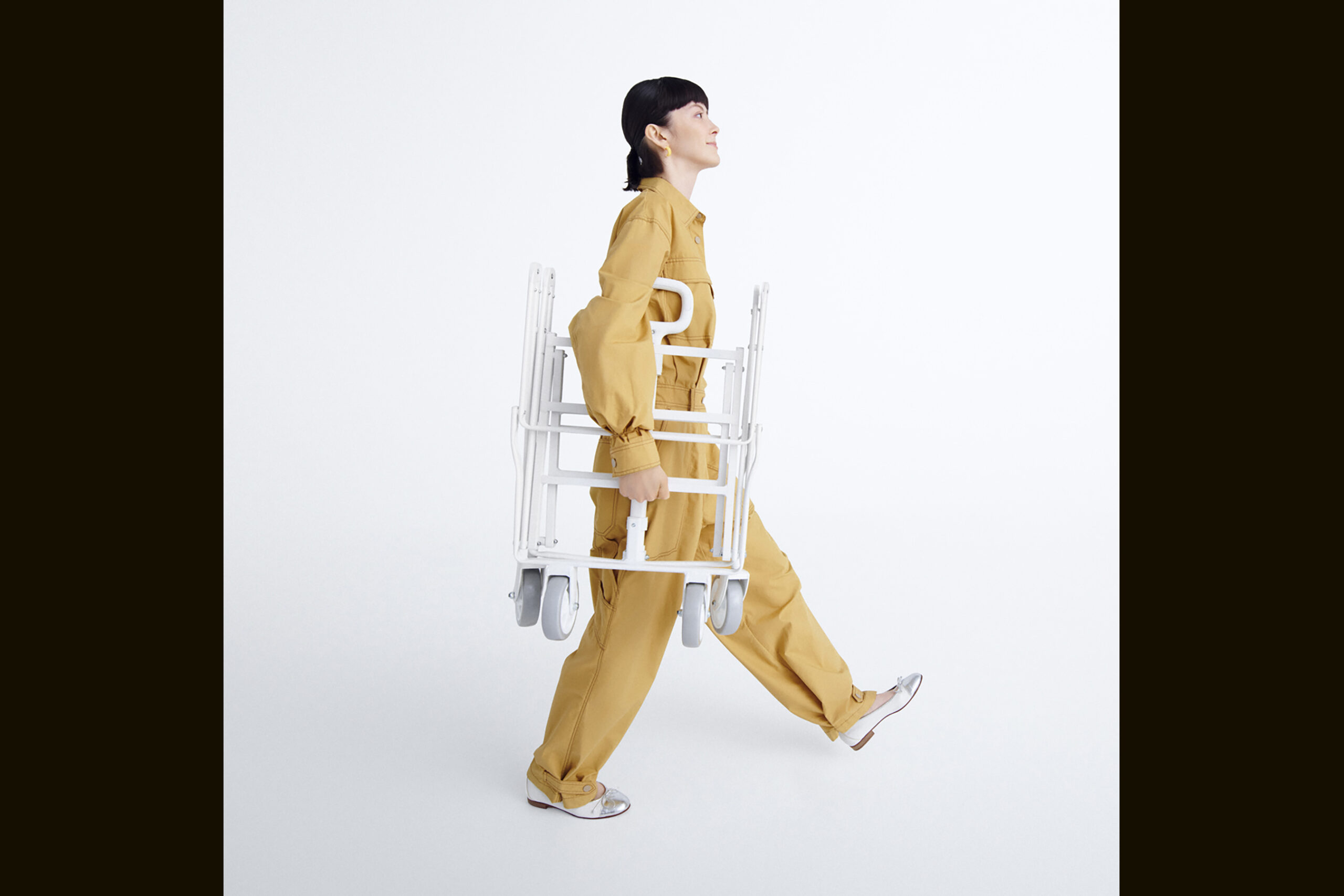 QUICKCAMPの新作キャリーワゴン「CANVAS（キャンバス）」を持ち運んでいるイメージ