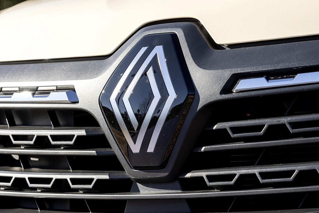 グランカングーについたルノーのエンブレム