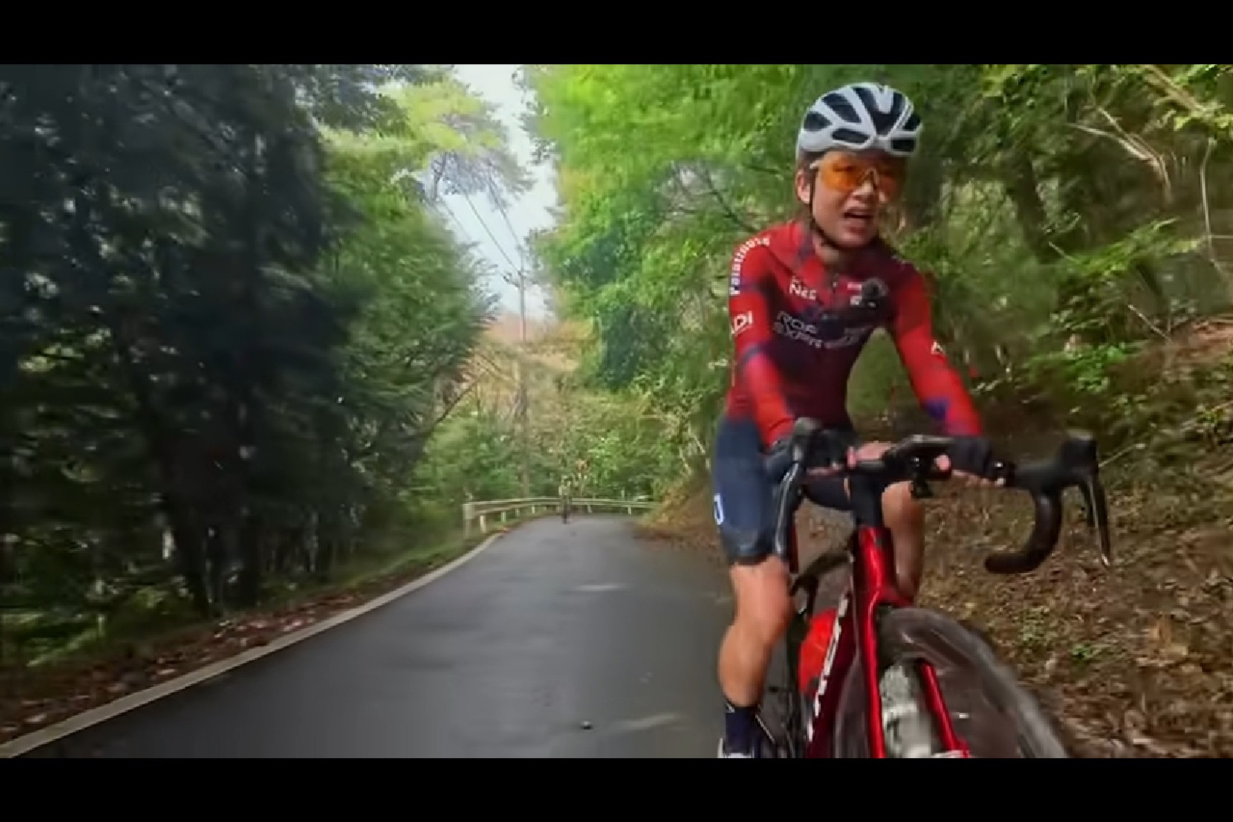 急勾配を駆け上がるYOPIさん