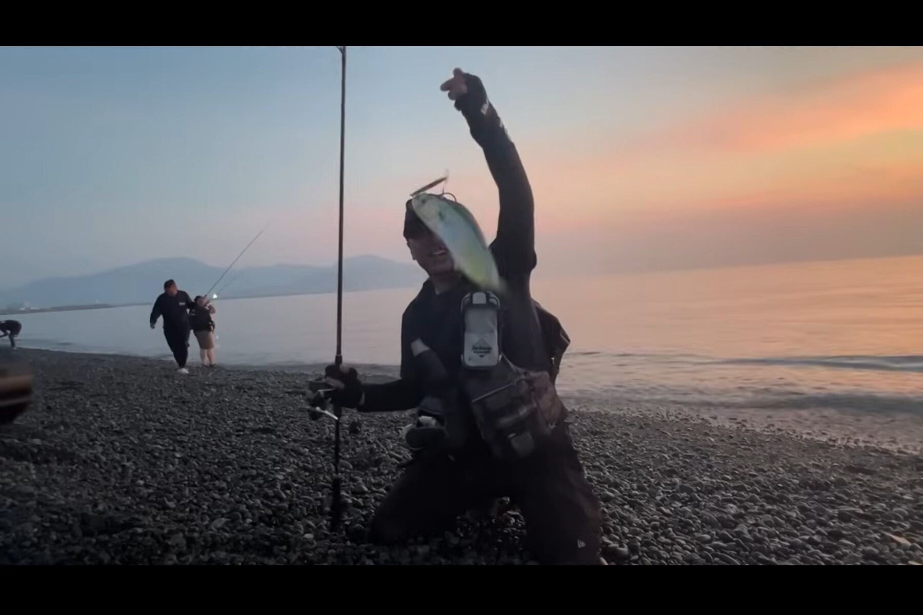 ペンペン(シイラの幼魚)を釣り上げたハヤマさん