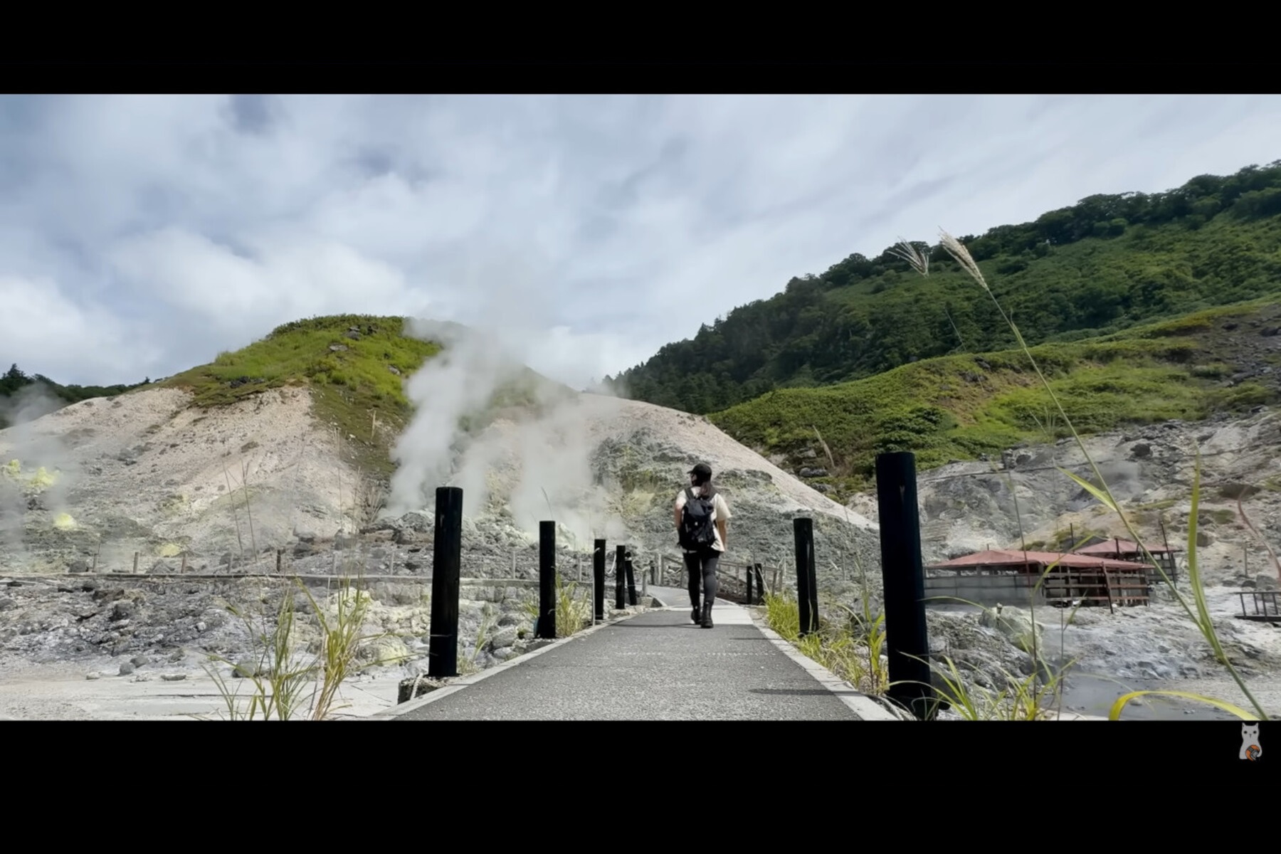 玉川温泉の遊歩道を進む「しーまん」さん