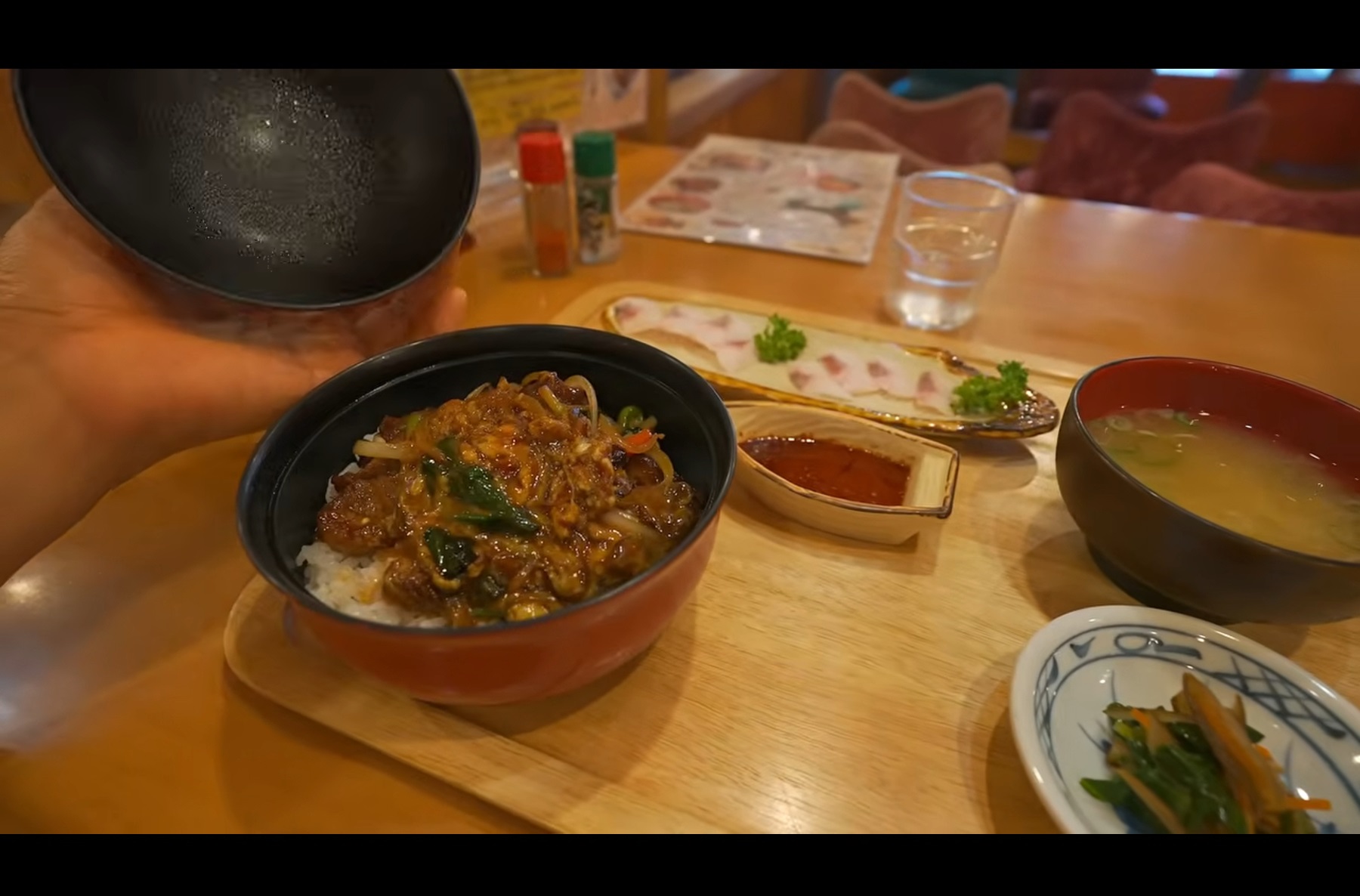 エゾシカ肉と行者にんにくを用いた「野生丼」とパリモモのルイベ