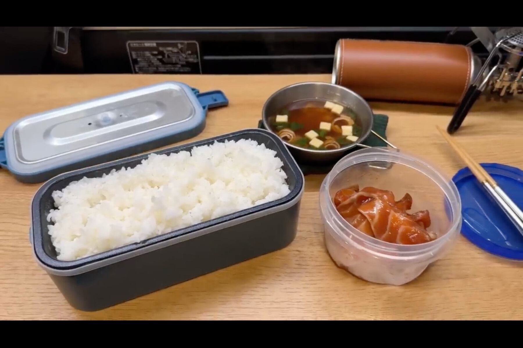 Youtubeチャンネル「Dentan」の動画「軽自動車と山で独りぼっちの車中泊」で紹介された夕食