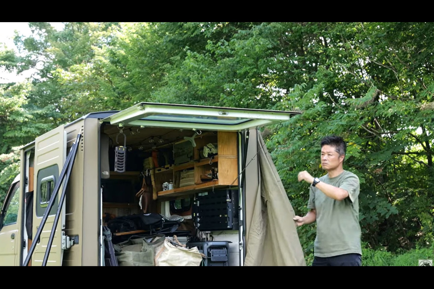 軽トラの後方にタープを連結していくゆうやさん