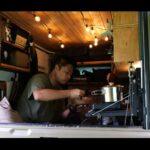 【画像】岩手の森で軽トラ車中泊！ 思わず「うまっ」の声が漏れる絶品肉料理と映像美 〜 画像1