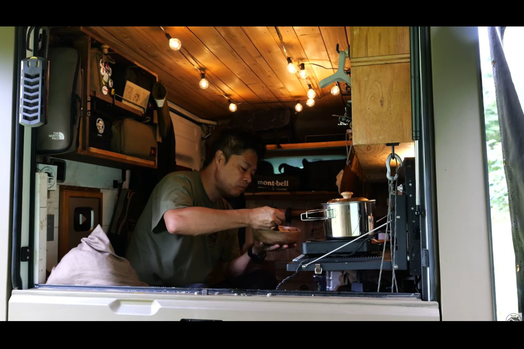 大雨のため軽トラの車内で朝食を作るゆうやさん