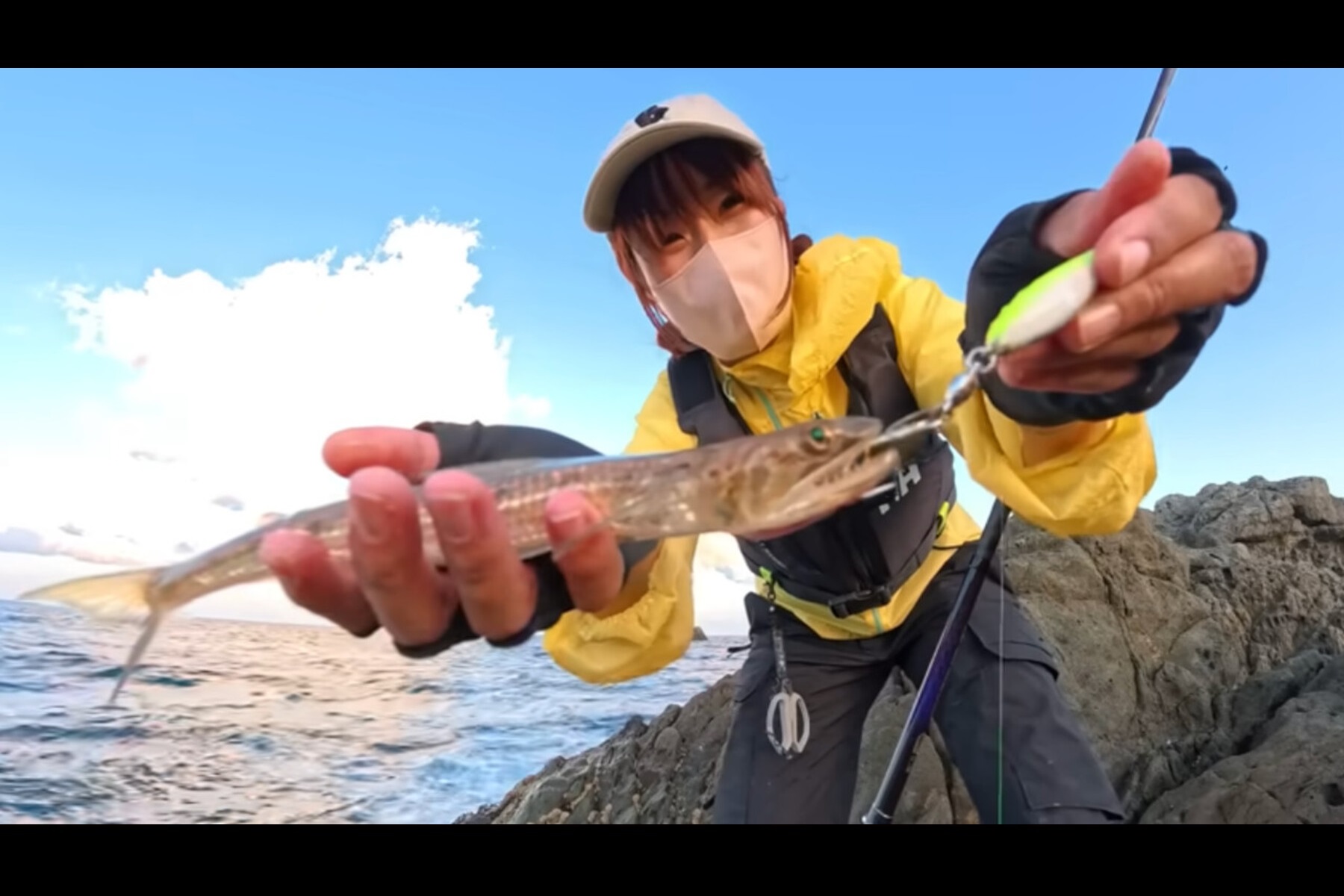 初めて磯のショアジギングに挑戦した「バチ抜けチャンネル【初心者釣りガール】」の隊長。最初に釣れたエソに大喜び