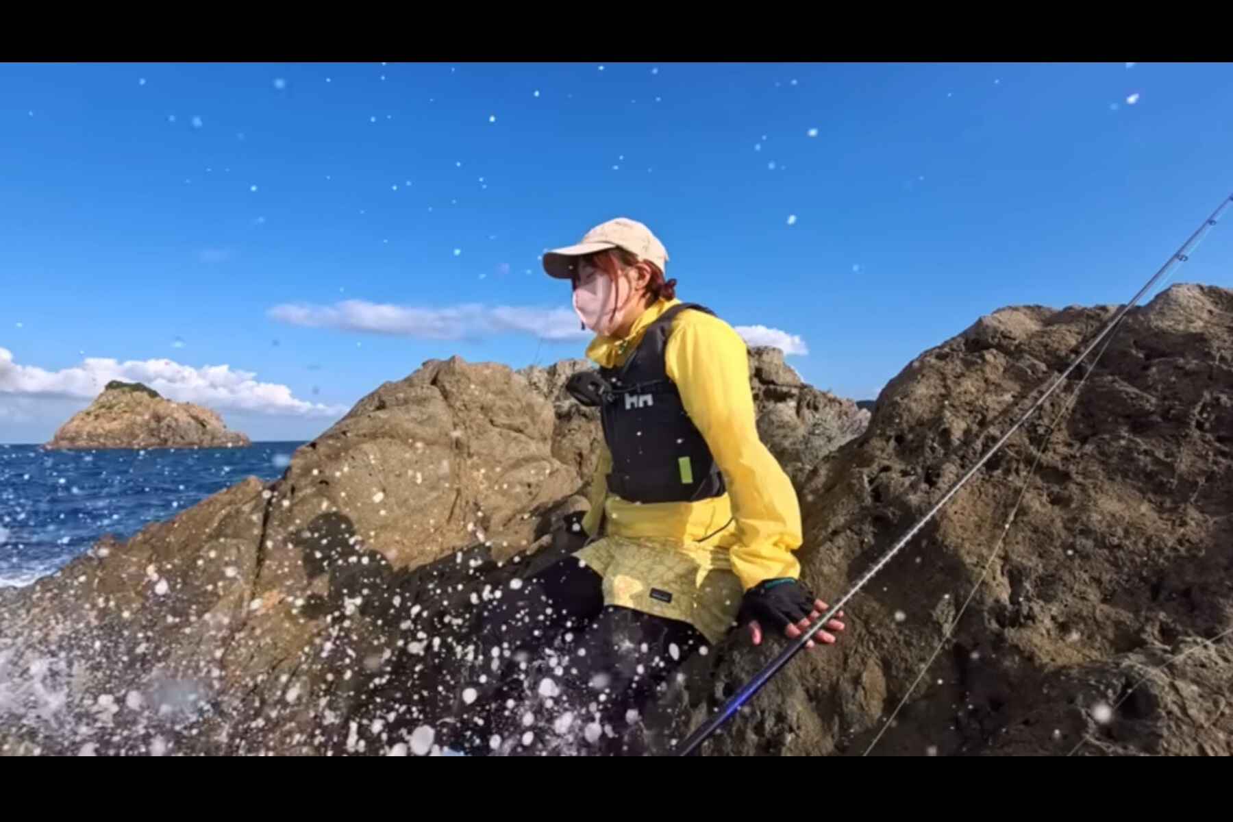 安全な場所で休憩するも冷たい水飛沫を浴びて呆然とする隊長