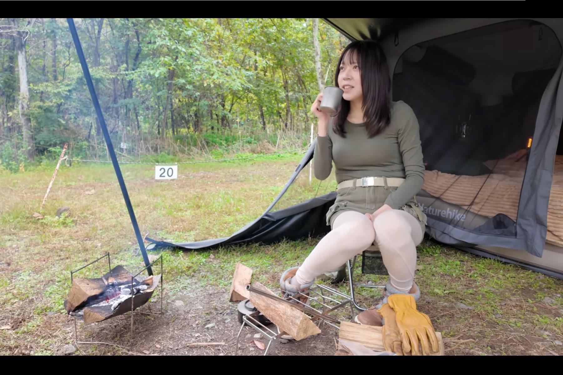 淹れたてのコーヒーを味わう「ありキャン - Arisa Camp - 女子ソロキャンプ」のありささん