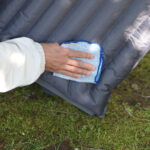 【画像】「レジャーシートじゃお尻が痛い…」を解決！　ポンプ内蔵で簡単設置の空気椅子が待望の復活販売 〜 画像1