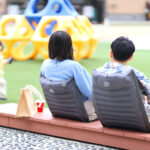 【画像】「レジャーシートじゃお尻が痛い…」を解決！　ポンプ内蔵で簡単設置の空気椅子が待望の復活販売 〜 画像1