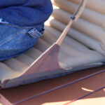 【画像】「レジャーシートじゃお尻が痛い…」を解決！　ポンプ内蔵で簡単設置の空気椅子が待望の復活販売 〜 画像1