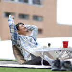 【画像】「レジャーシートじゃお尻が痛い…」を解決！　ポンプ内蔵で簡単設置の空気椅子が待望の復活販売 〜 画像1