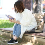 【画像】「レジャーシートじゃお尻が痛い…」を解決！　ポンプ内蔵で簡単設置の空気椅子が待望の復活販売 〜 画像1