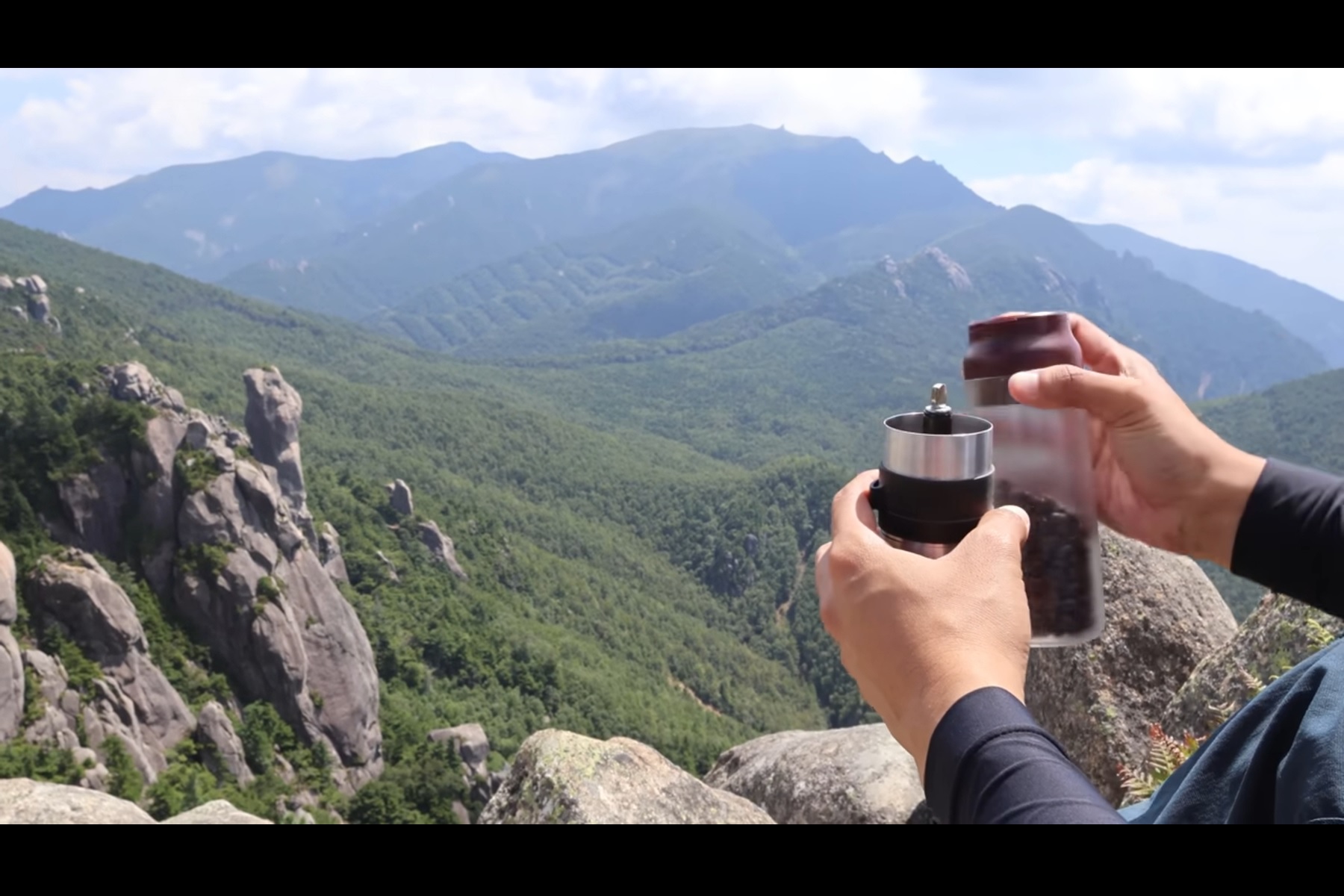 瑞牆山の山頂に到着したカムラフウフはコーヒーでひと休み