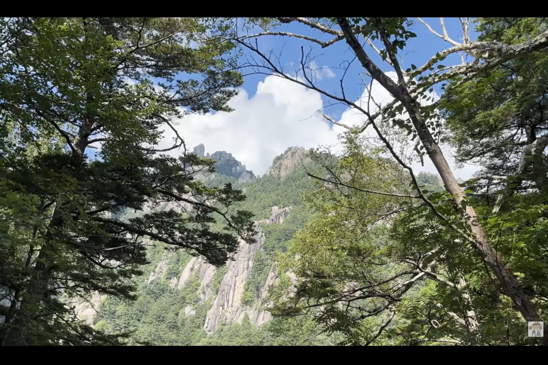 岩峰群が美しい日本百名山の瑞牆山（みずがきやま）