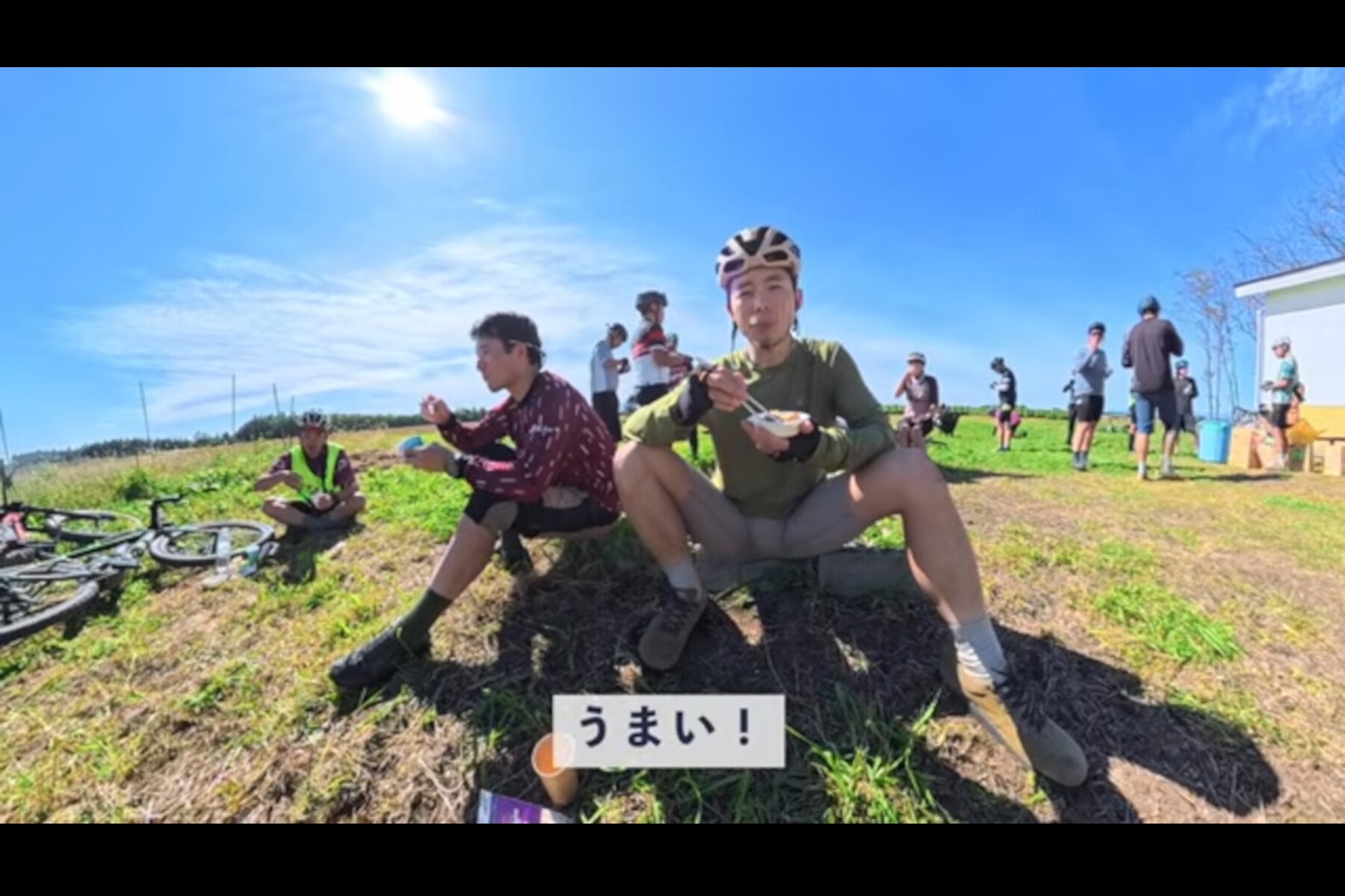 十勝グラベル最後のエイドステーションで「うまい！」と唸るけんたさん