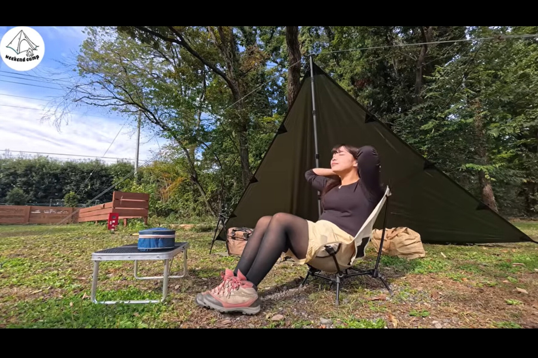 タープを張り終わり、ひと息つく「週末キャンプチャンネル」りかさん