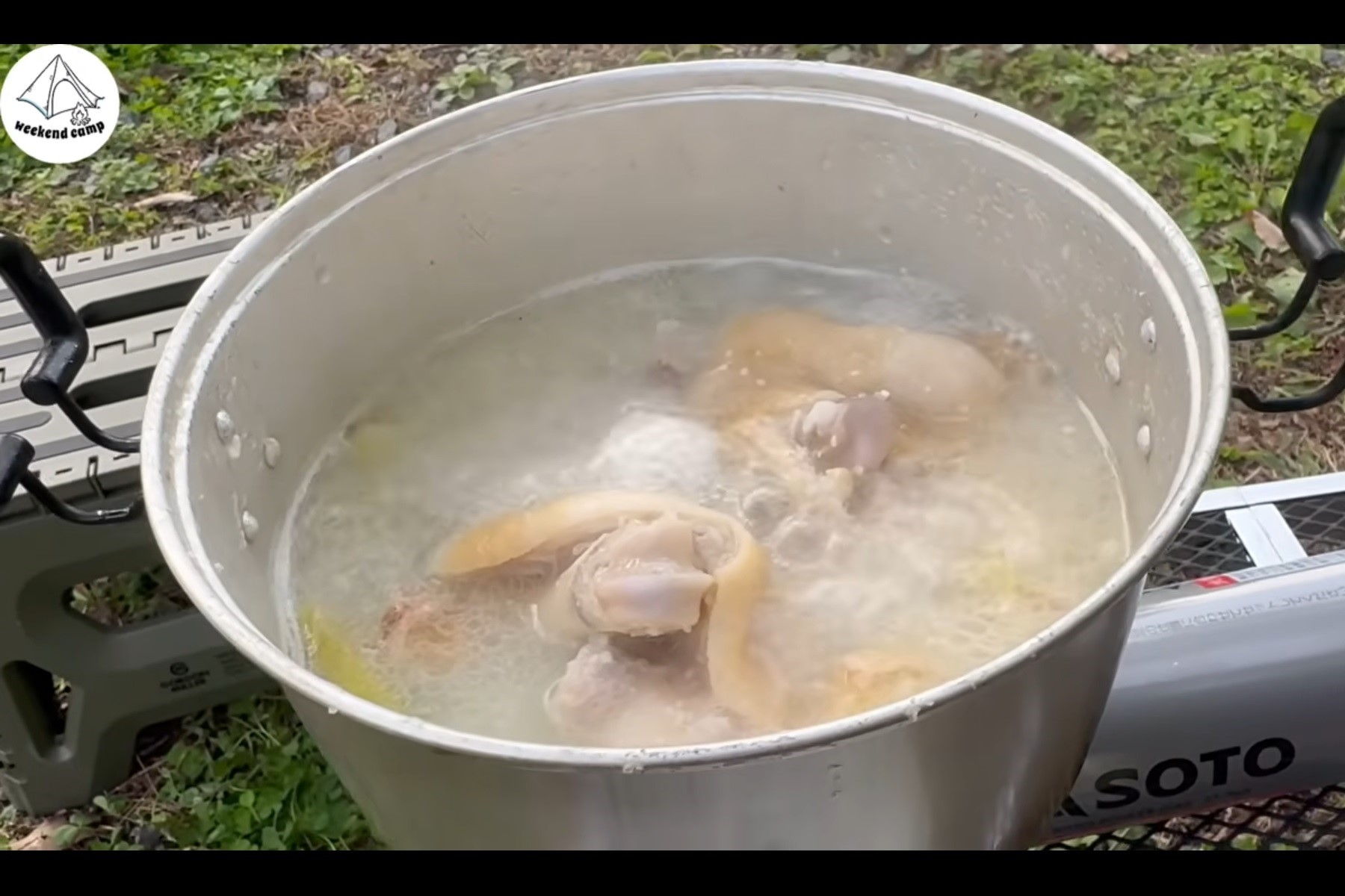 デイキャンプで煮込み続け、とろみが出てきた豚骨スープ