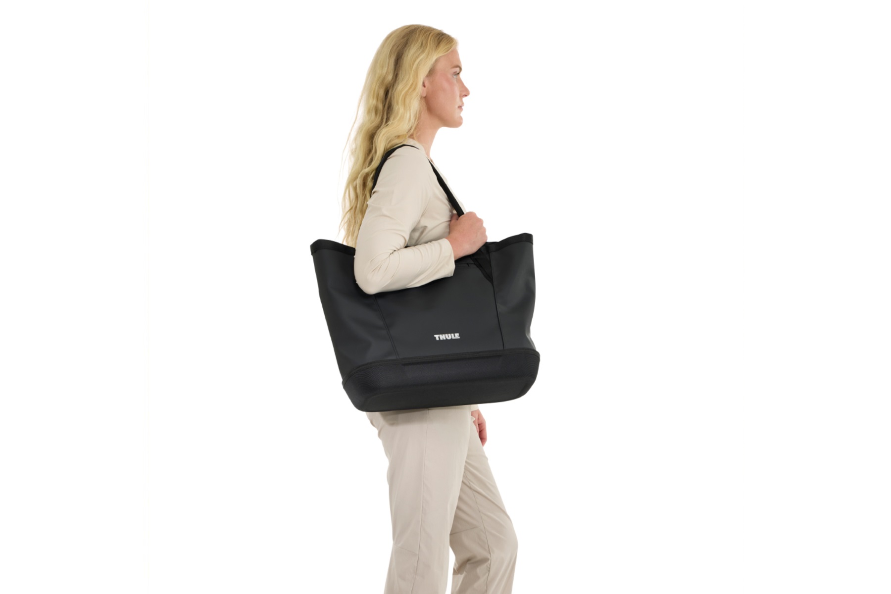 トートバッグタイプのThule Chasm Gear Tote