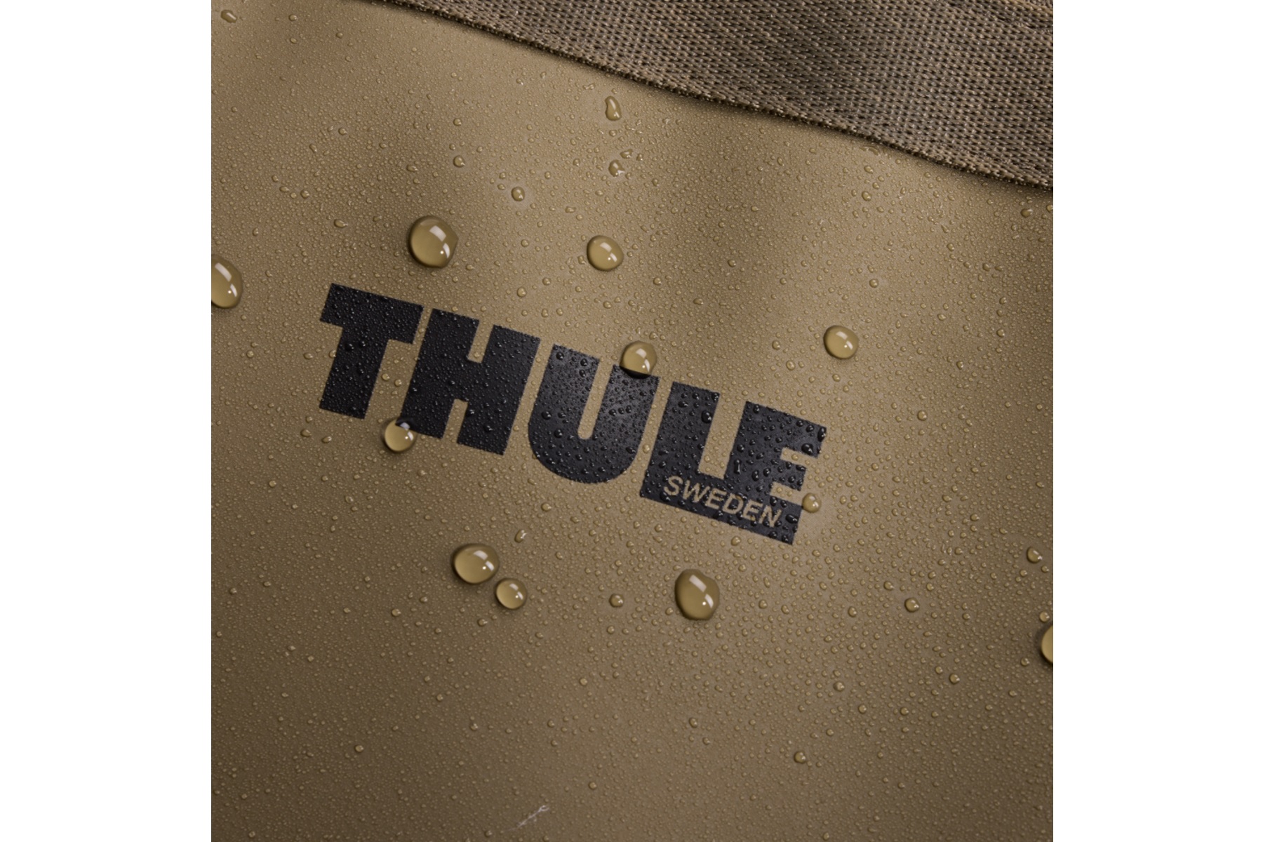Thule Chasm Gear HaulerとThule Chasm Gear Toteの素材には、PFCフリーのDWR撥水加工が施された100%リサイクル900Dポリエステルが使用されている