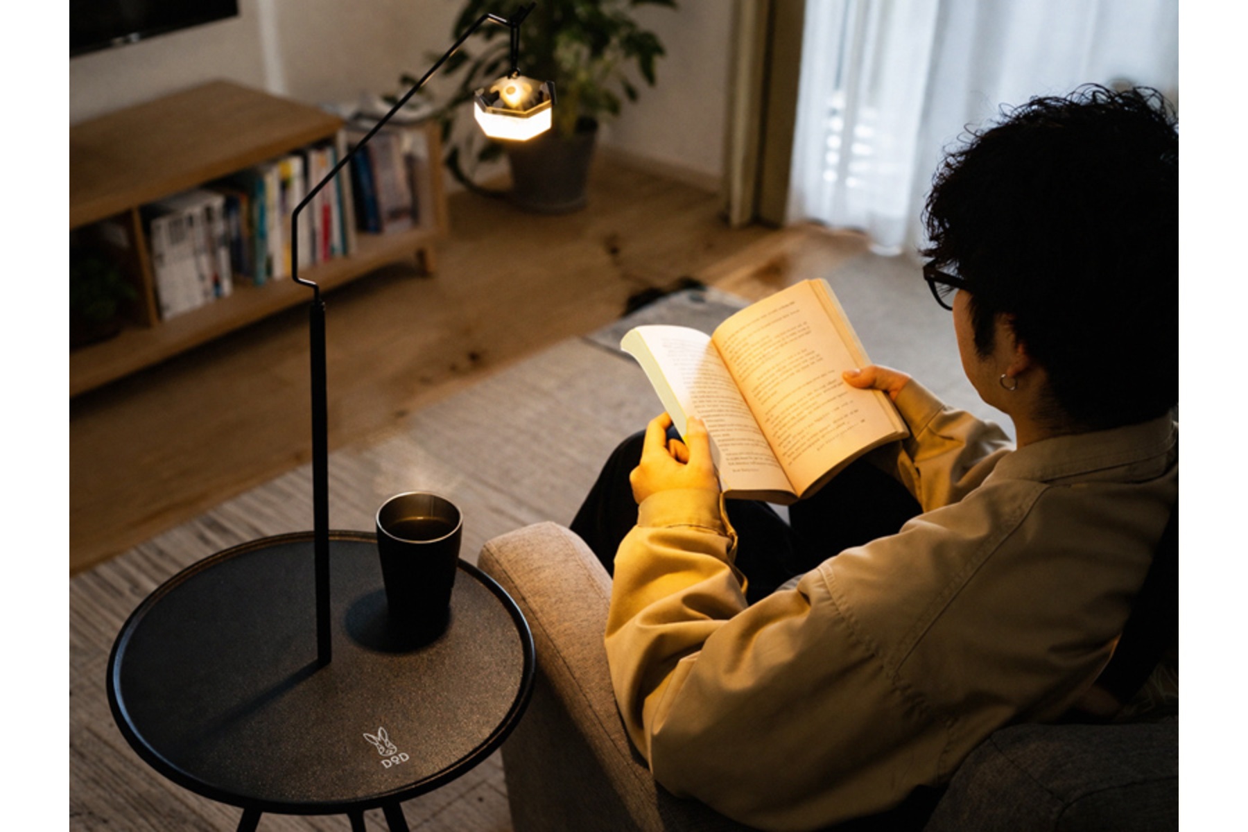 DODスゴイッステーブルの天板にはフチが設けられるほか、ランタンフックが付属している