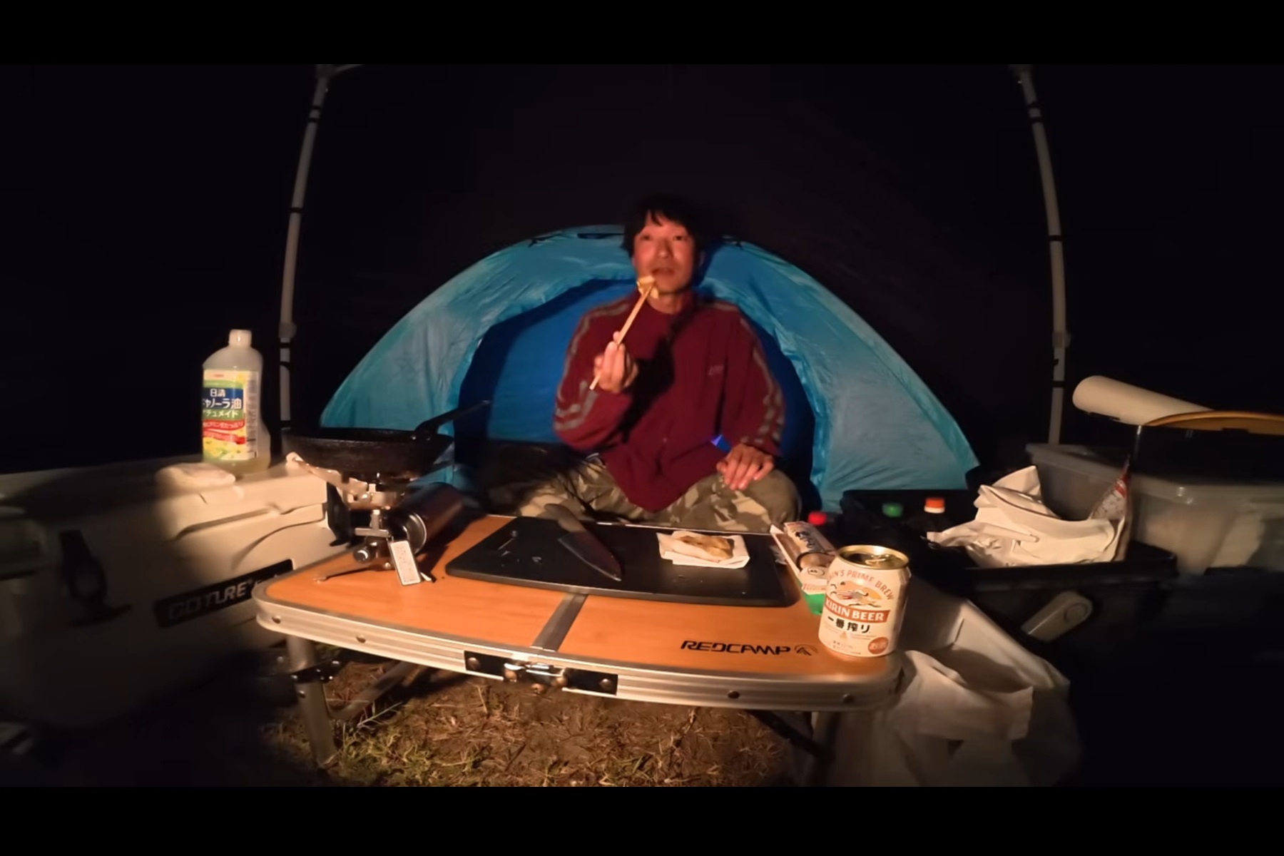 西伊豆の浜辺に立てたテントでオオモンハタの天ぷらを作って食べる井嶋あきらさん